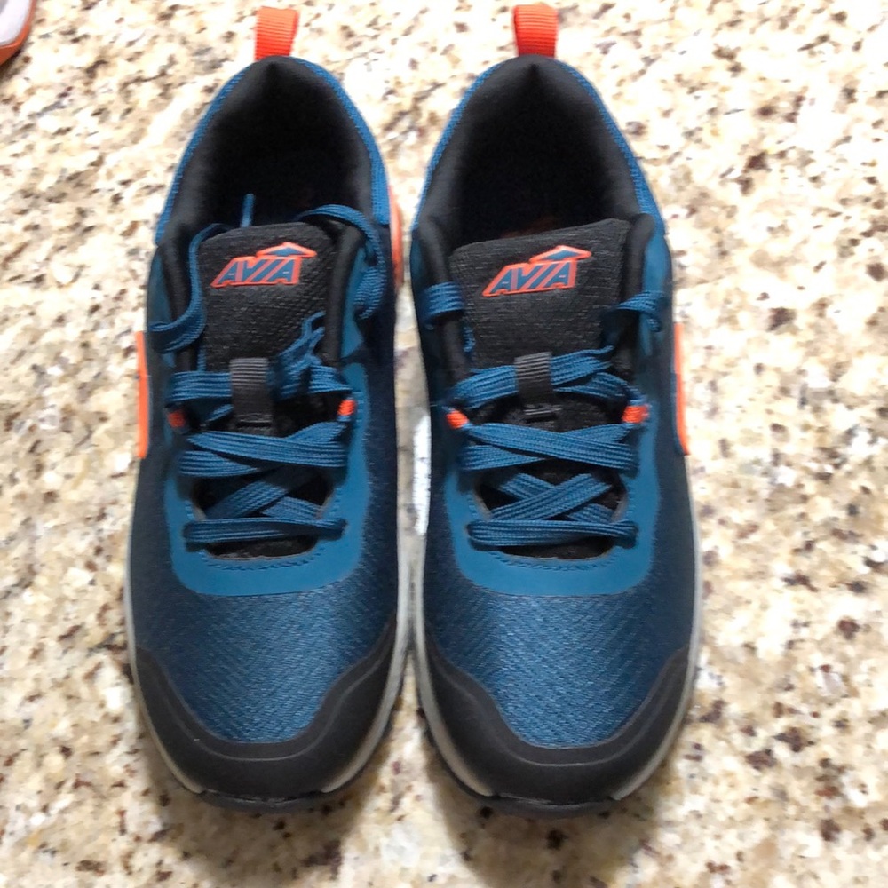 Avia New boys youth size 2